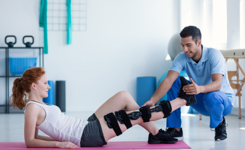 Patient recevant des soins sur sa jambe