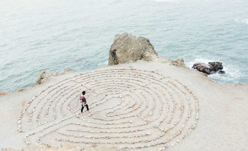 Labyrinthe dessiner dans le sable